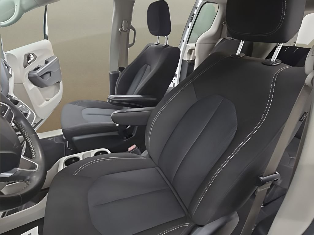 Used 2022 White Chrysler LX image 13