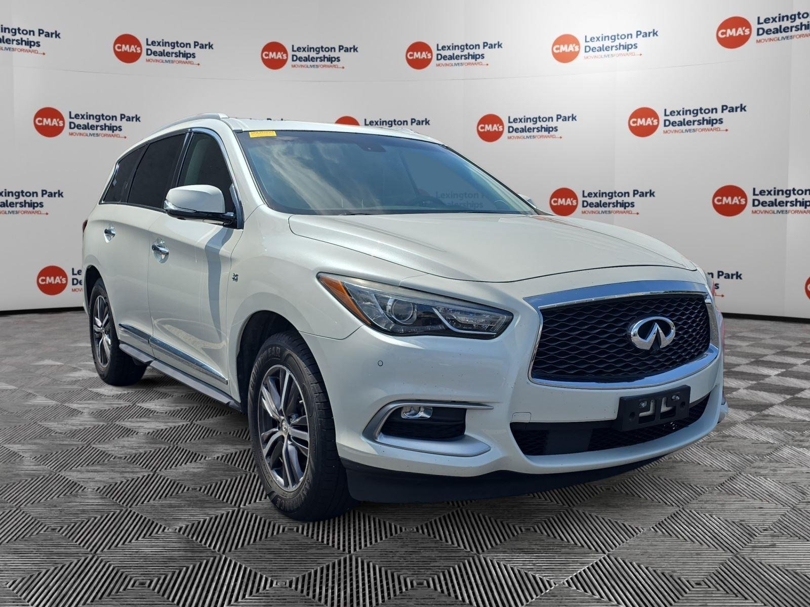Used 2016 Majestic White INFINITI  image 1