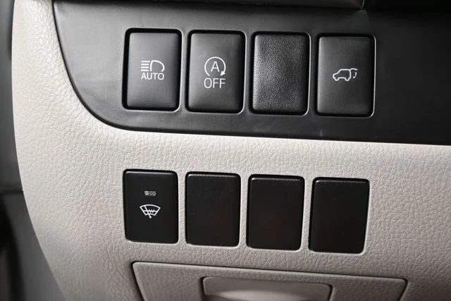 Used 2017 Silver Toyota XLE image 35