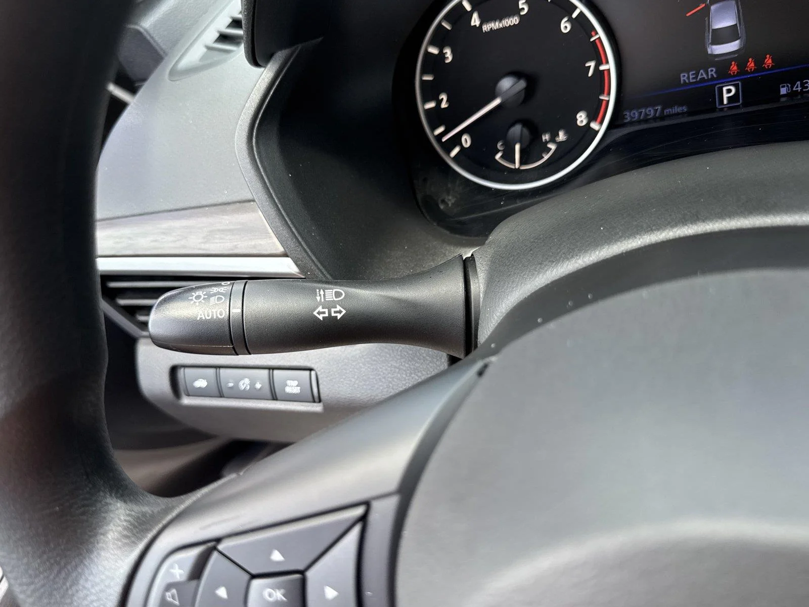 Used 2025 Glacier White Nissan SV image 20