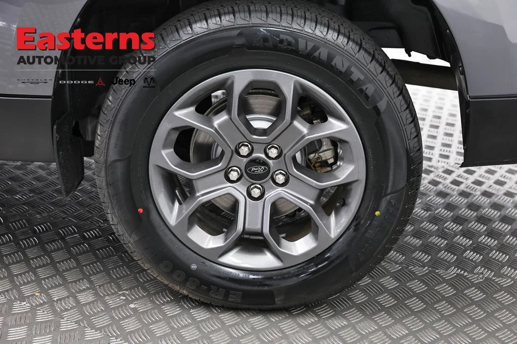 Used 2023 Gray Ford XLT image 32