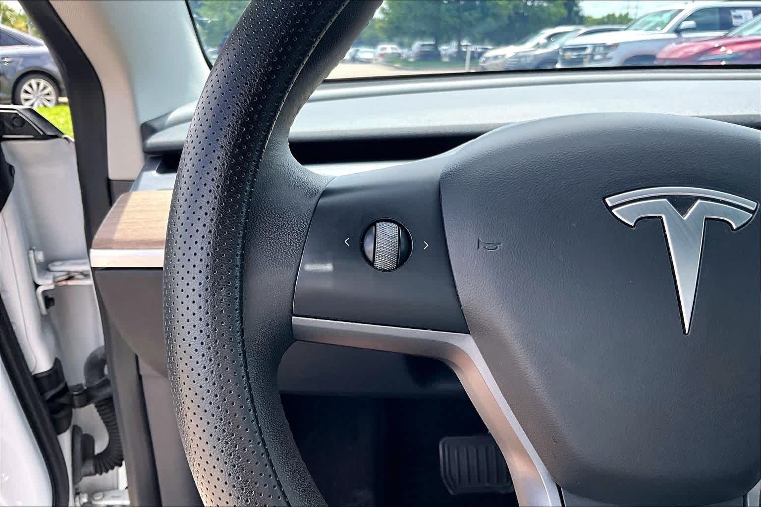 Used 2022 Pearl White Multi-Coat Tesla  image 21