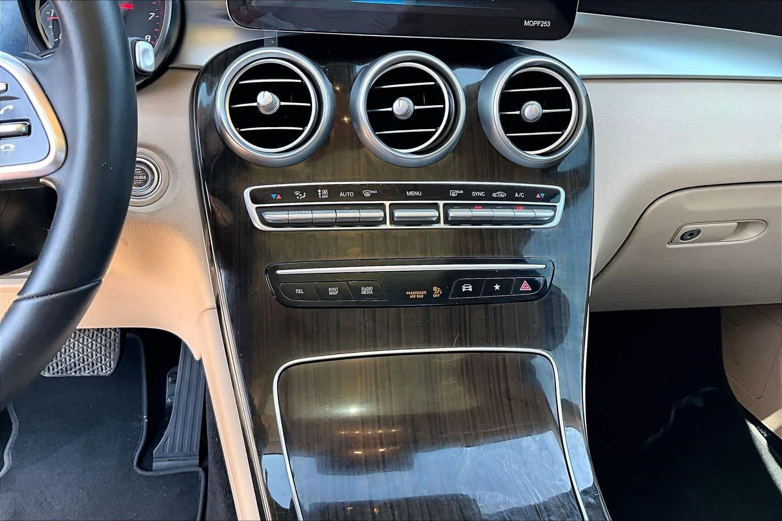 Used 2022 Polar White Mercedes-Benz GLC 300 image 31
