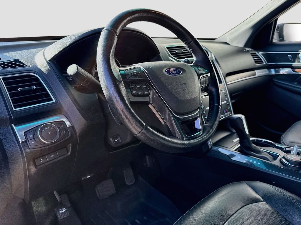 Used 2016  Ford Limited image 9