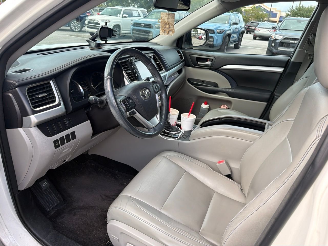 Used 2016 White Toyota XLE V6 image 2
