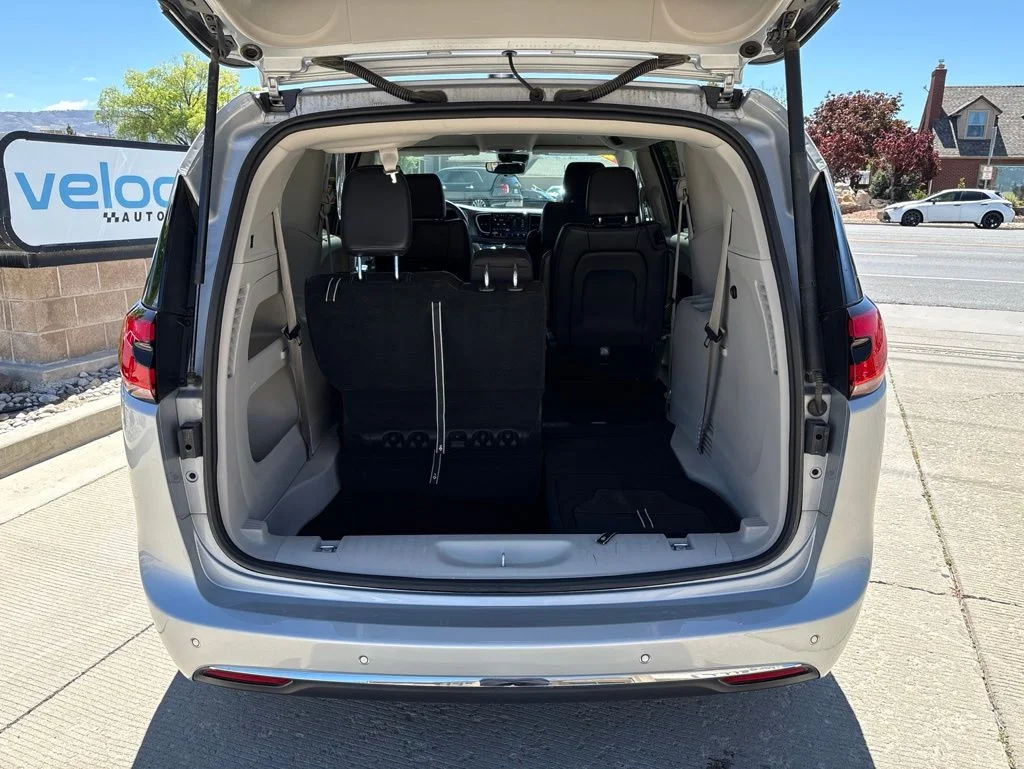 Used 2023 Silver Chrysler Touring L image 6