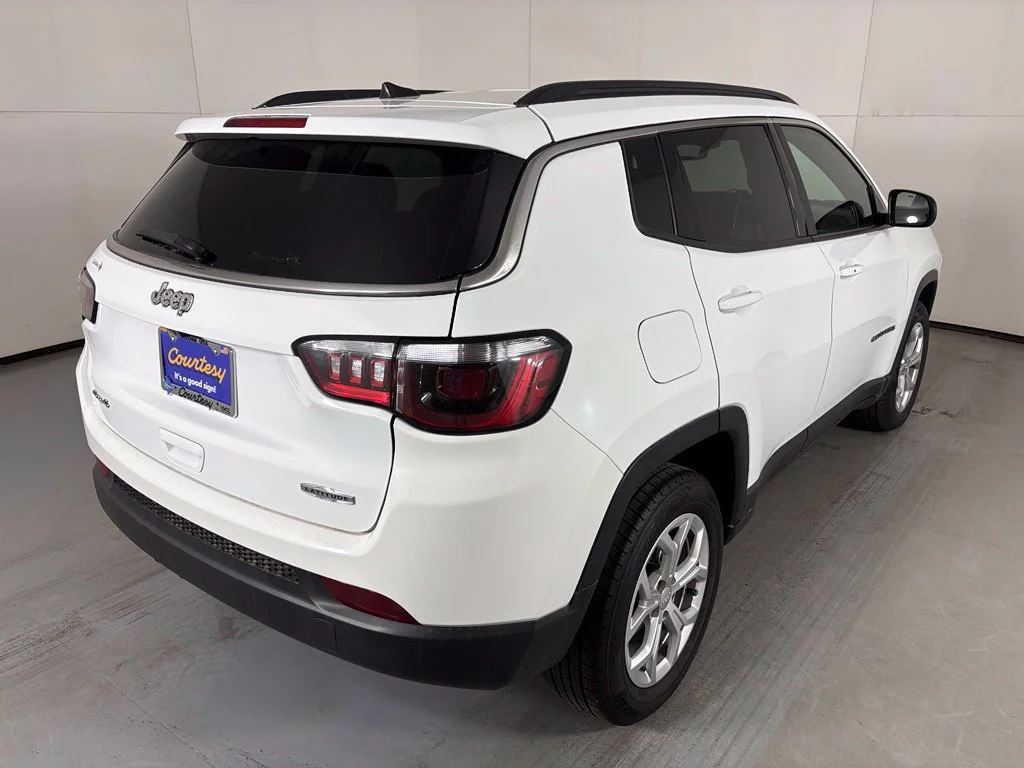 Used 2024 White Jeep Latitude image 8