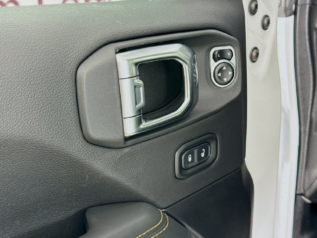 New 2026 Bright White Clear-Coat Exterior Paint Jeep Sahara image 18