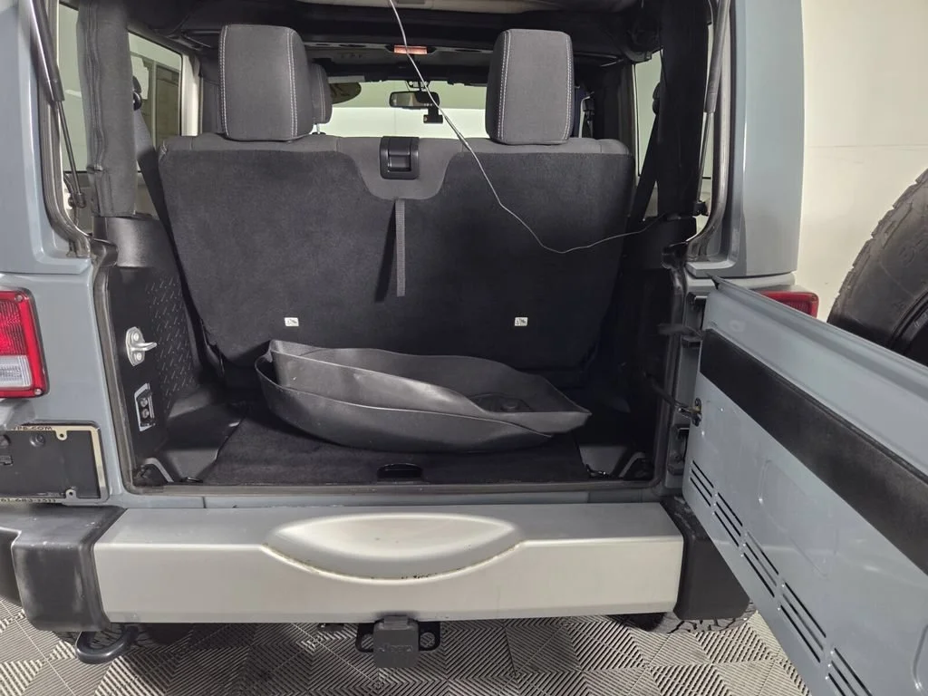 Used 2015 Anvil Clearcoat Jeep Sahara image 25