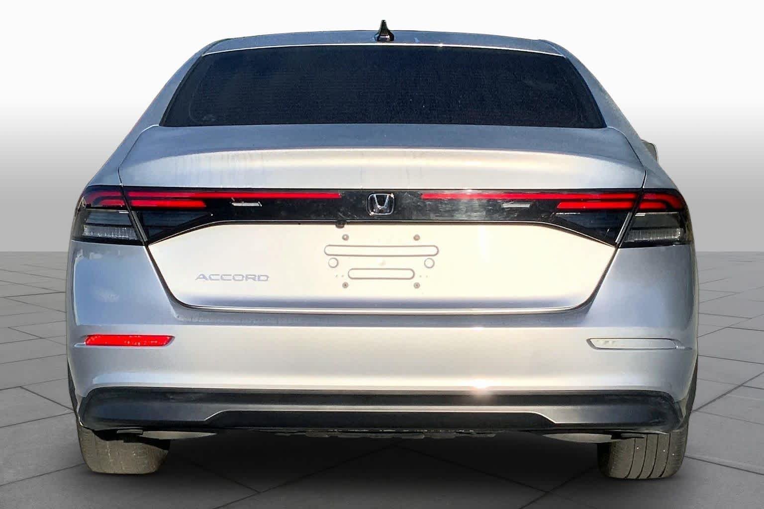 Used 2025 Solar Silver Metallic Honda SE image 5