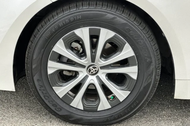 Used 2020 White Toyota LE image 31