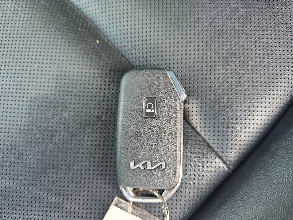 Used 2022 White Kia S image 36
