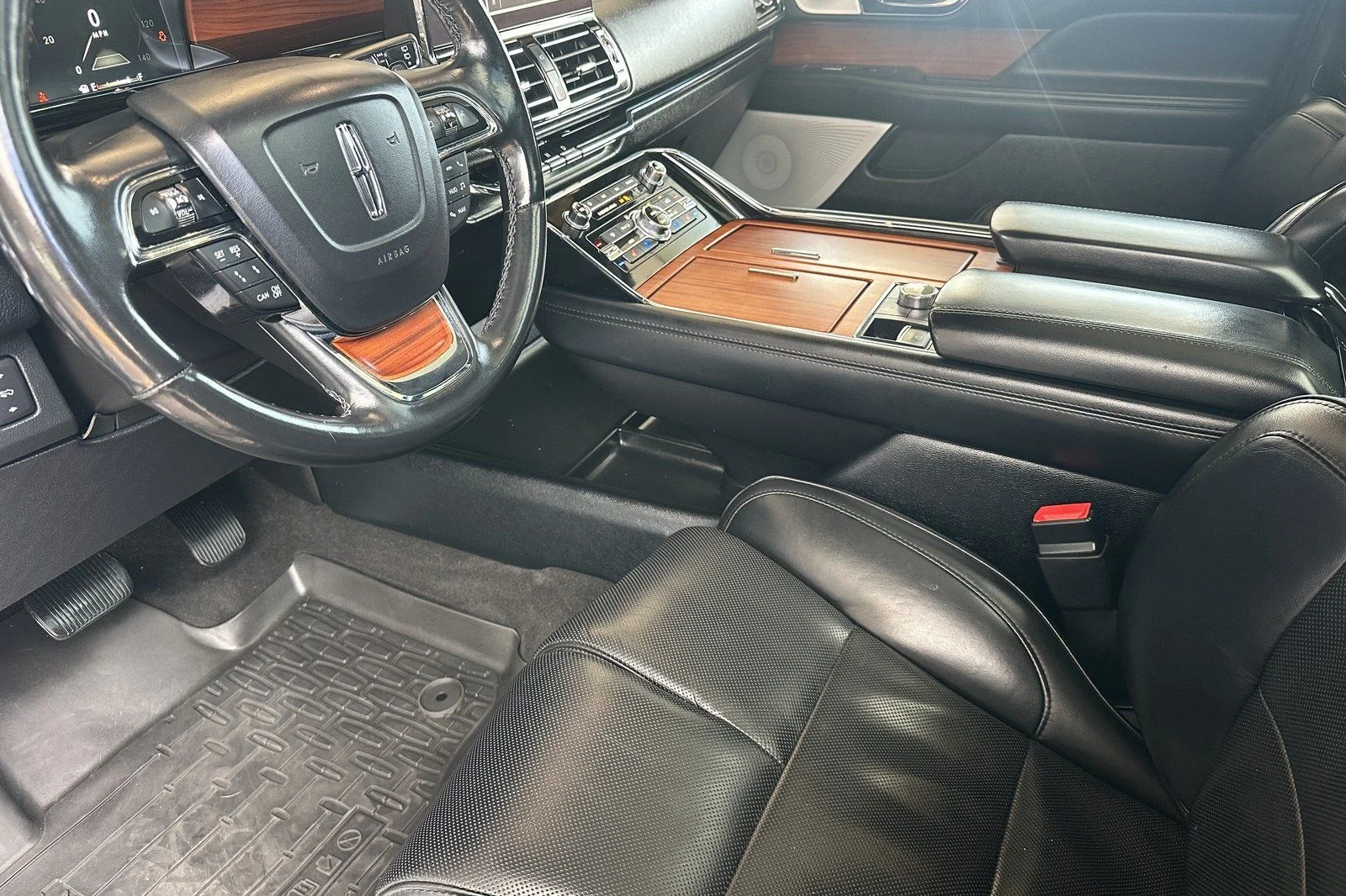 Used 2019 White Platinum Clearcoat Metallic Lincoln Reserve image 7