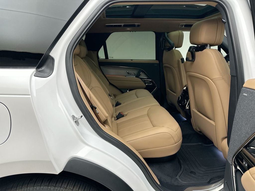 New 2026 Ostuni Pearl White Land Rover SE image 7