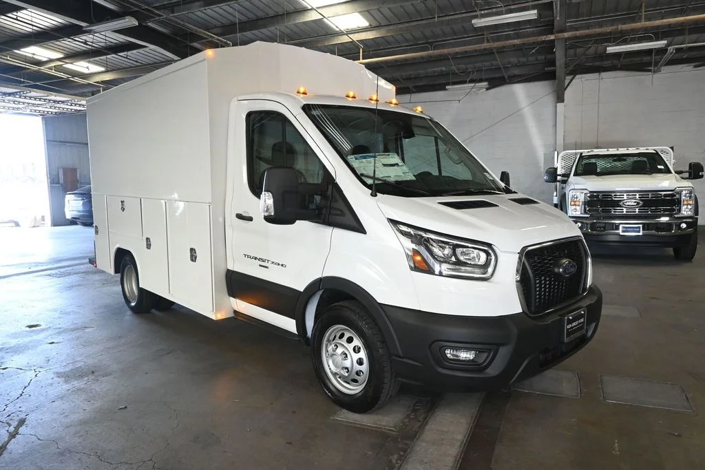 New 2025 Oxford White Ford Base image 1
