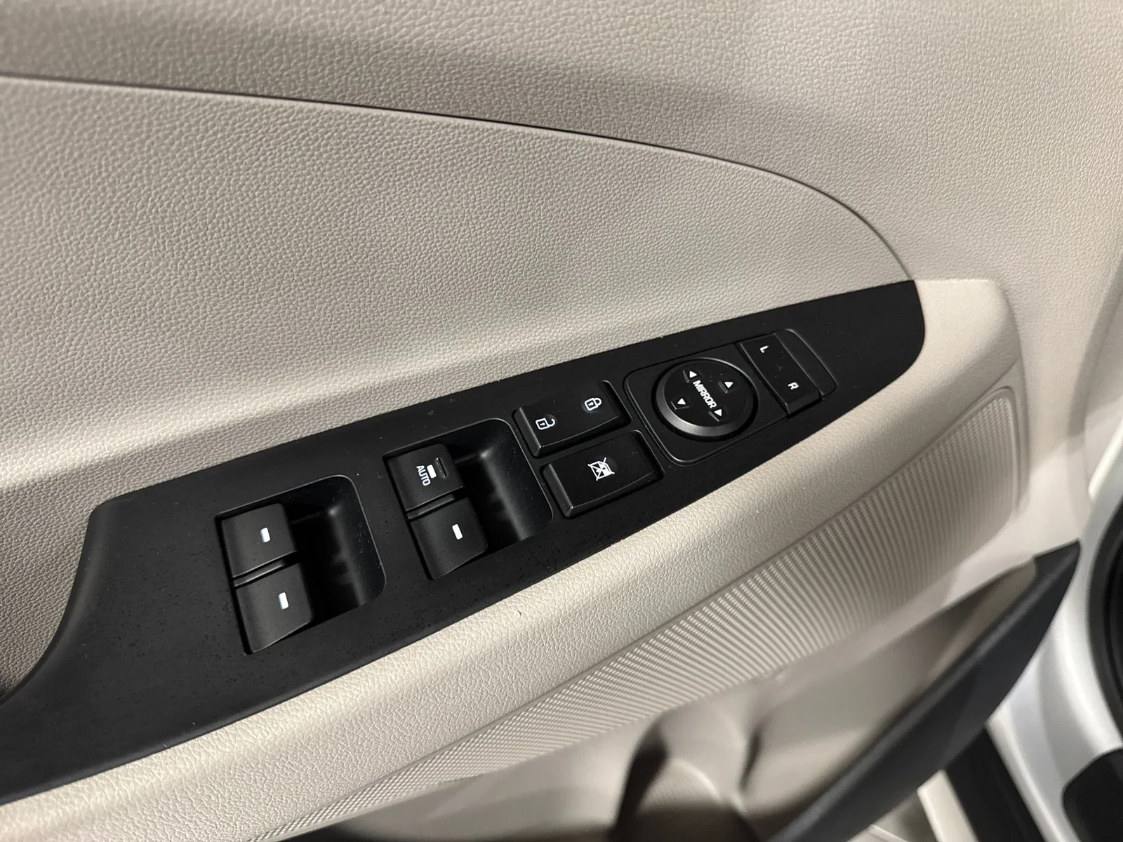 Used 2018 Molten Silver Hyundai SEL image 16