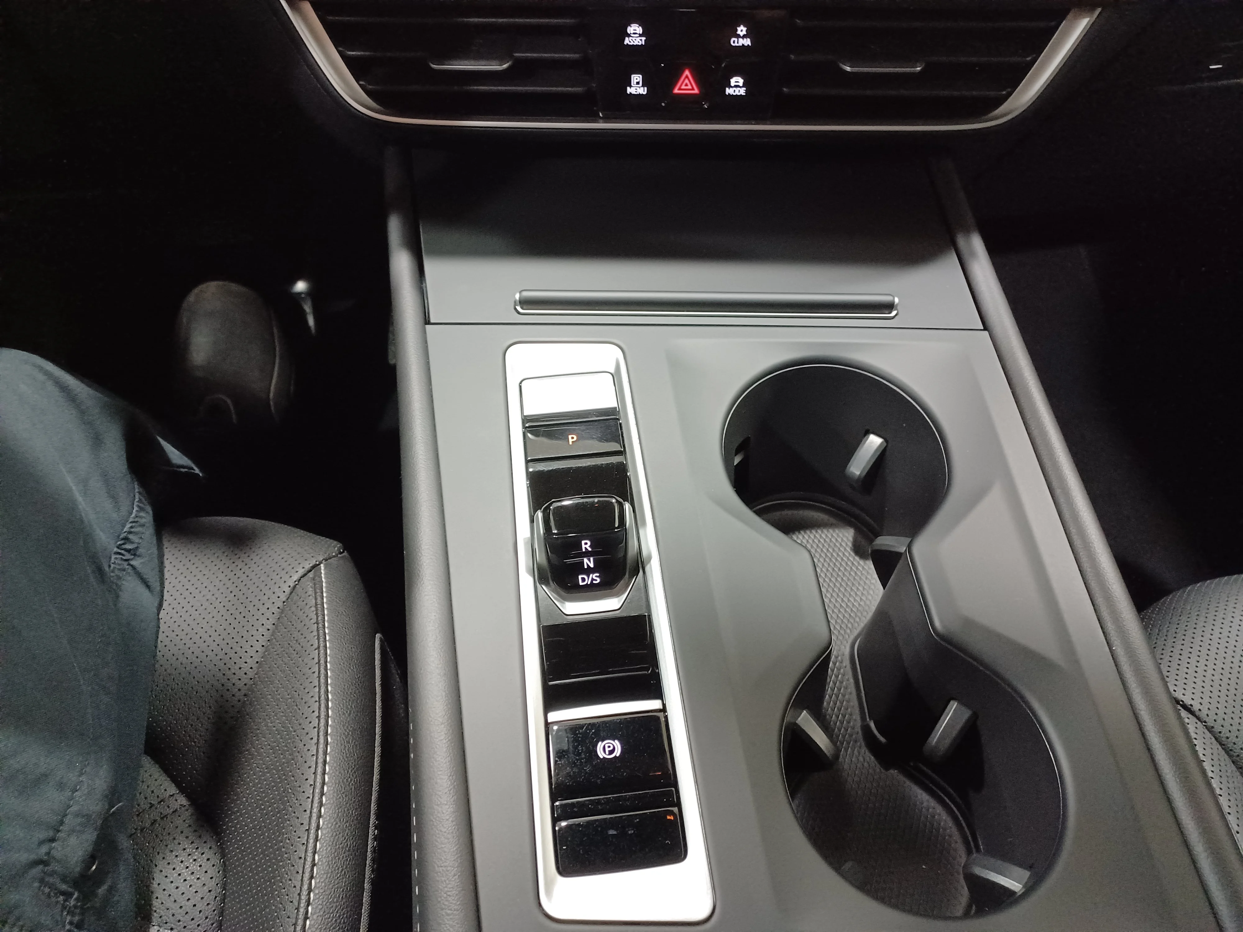 Certified Used 2025 Platinum Gray Metallic Volkswagen Comfortline 4Motion*7 Pass | AWD | Adaptive Cruise | Remote Start | Cooled Leather | Htd Wheel image 17