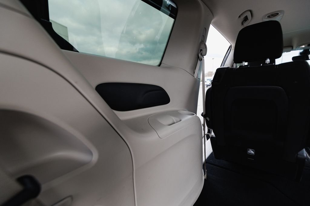 2023 Chrysler Voyager LX - Photo 10
