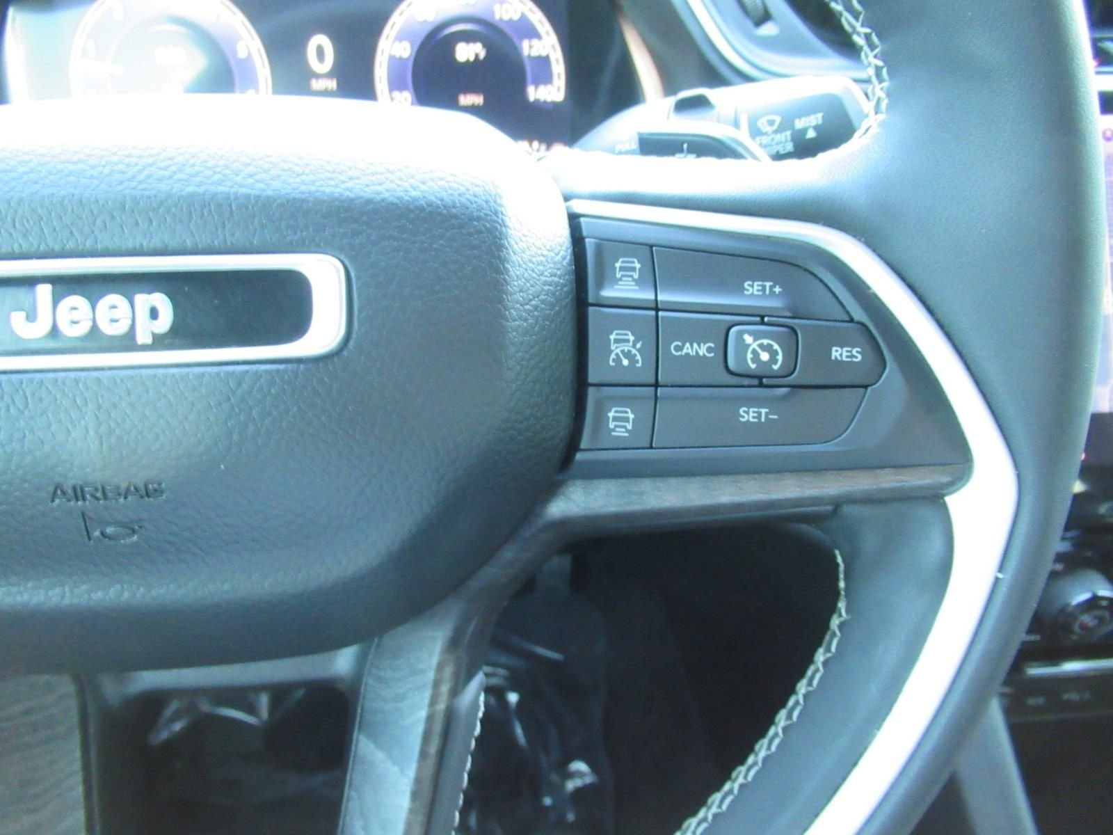 Used 2023  Jeep Limited image 26