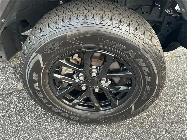 Used 2023 Gray Jeep Sport S image 31