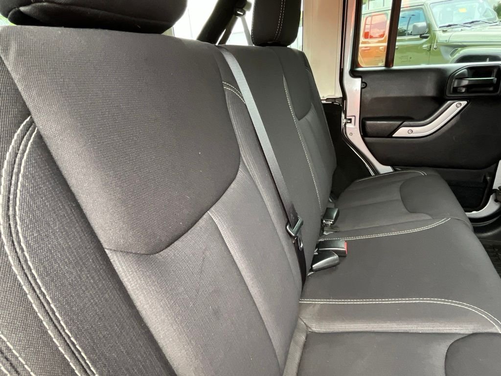 Used 2014 Billet Metallic Clearcoat Jeep Unlimited Sahara image 41