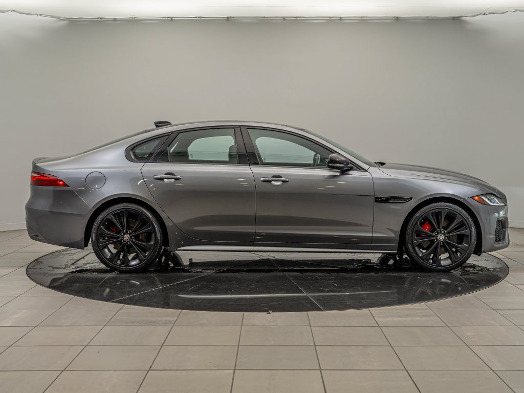 Used 2024 Eiger Gray Metallic Jaguar R-Dynamic SE image 4