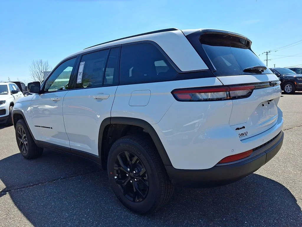 New 2026 Bright White Clear-Coat Exterior Paint Jeep Altitude image 3