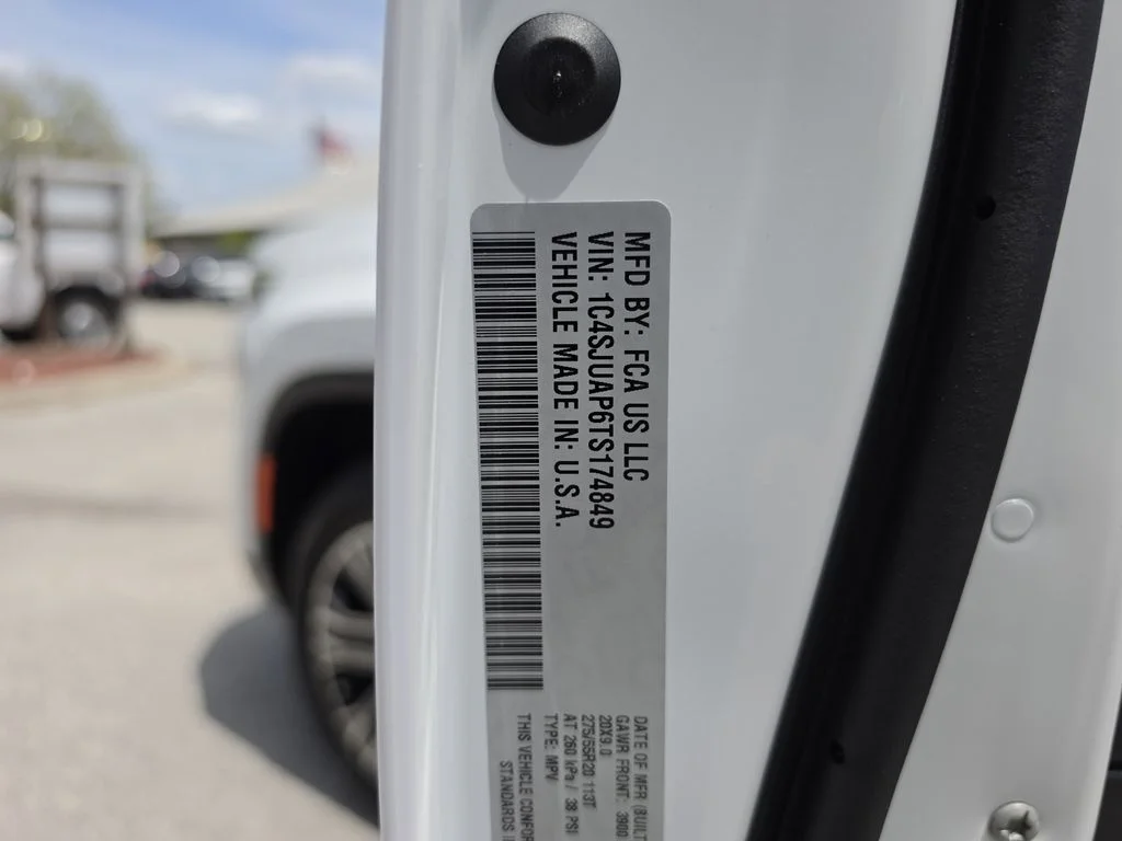 New 2026 Bright White Clear-Coat Exterior Paint Jeep  image 34