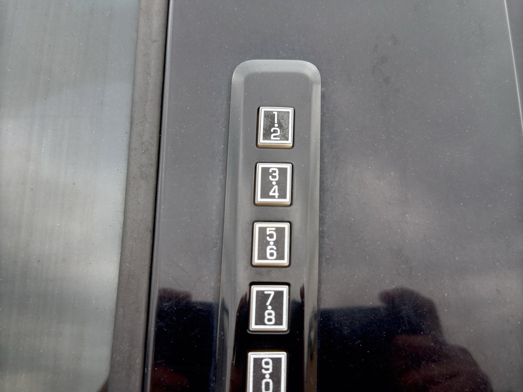 Used 2018 White Platinum Metallic Tri-Coat Ford LARIAT image 40