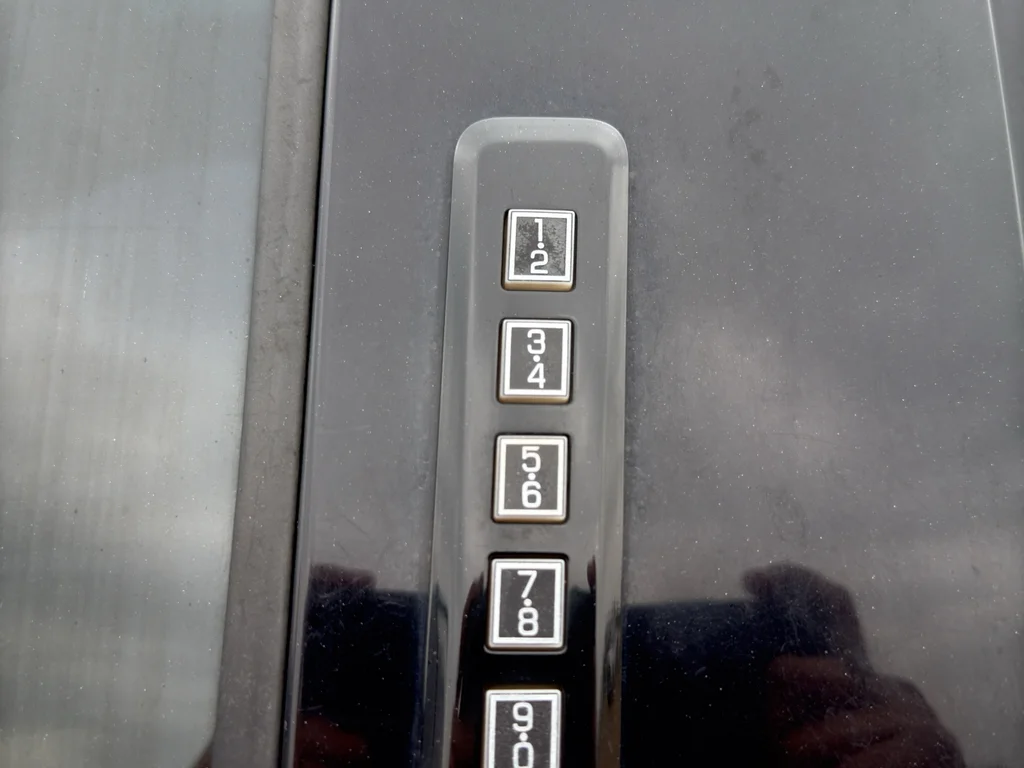 Used 2018 White Platinum Metallic Tri-Coat Ford LARIAT image 40