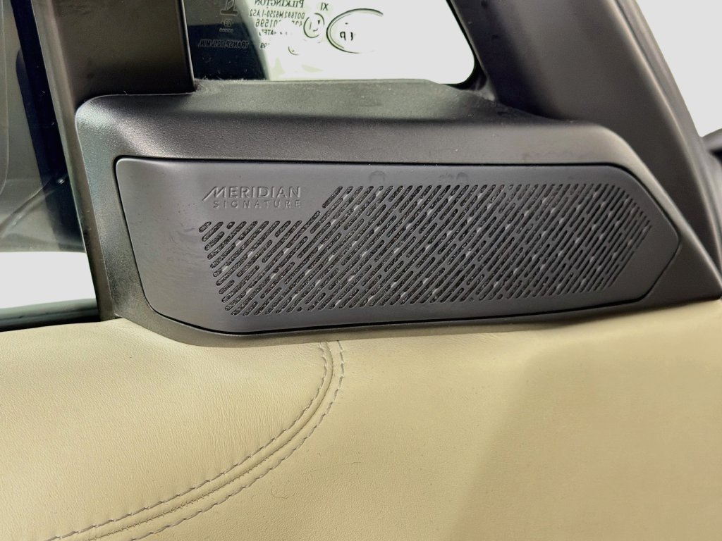 Certified Used 2024 White Land Rover Autobiography image 19