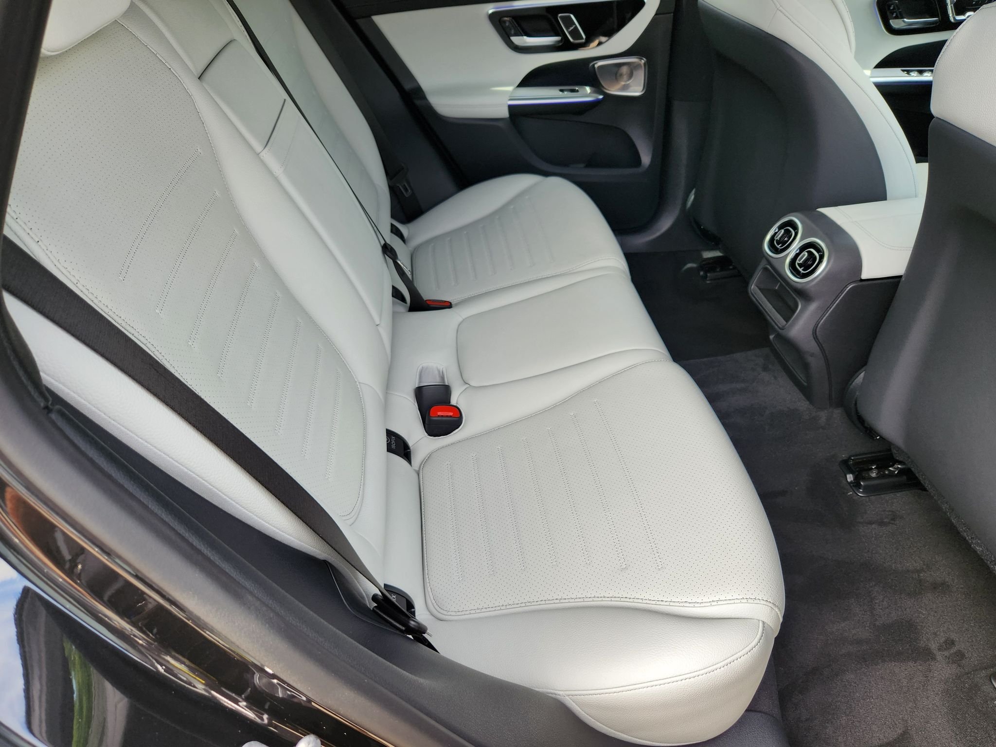 New 2027 Graphite Grey Metallic Mercedes-Benz GLC 300 4MATIC® image 17