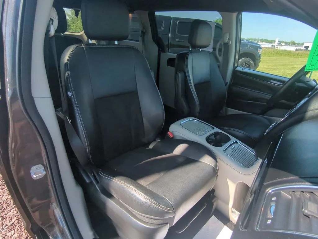 Used 2019 Gray Dodge SXT image 25