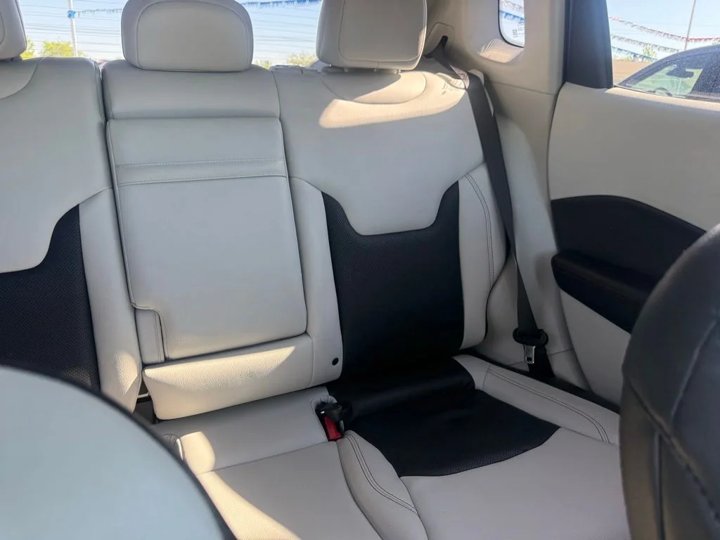 Used 2018 Silver Jeep Limited image 51
