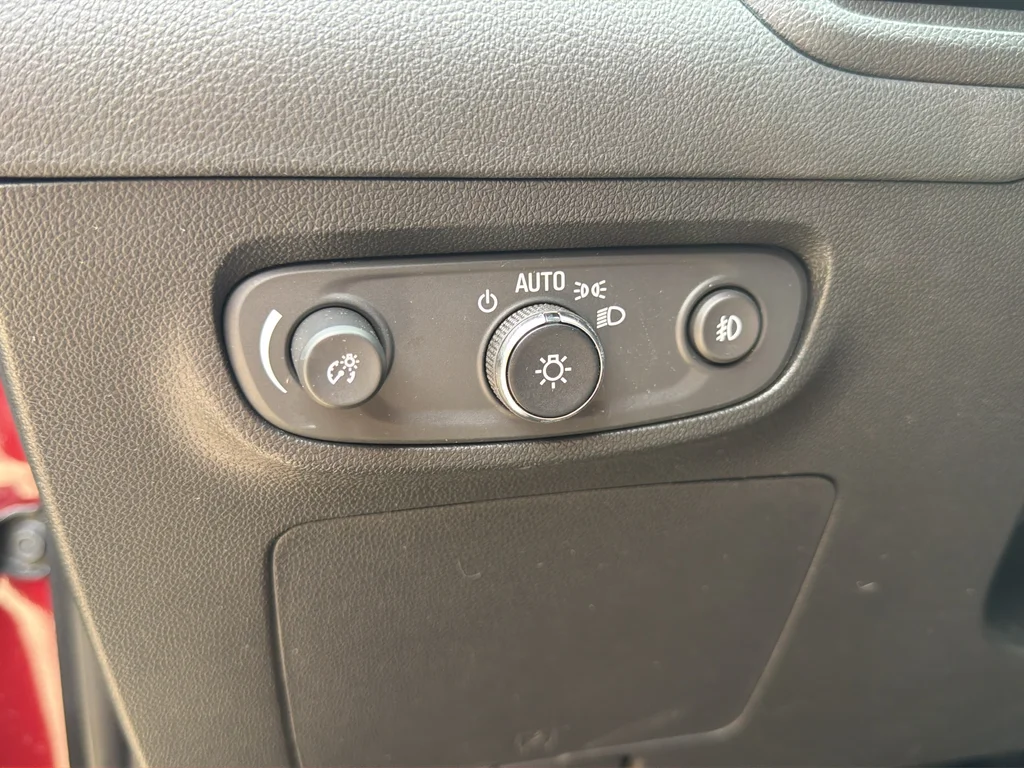Used 2023 Red Buick Essence image 20
