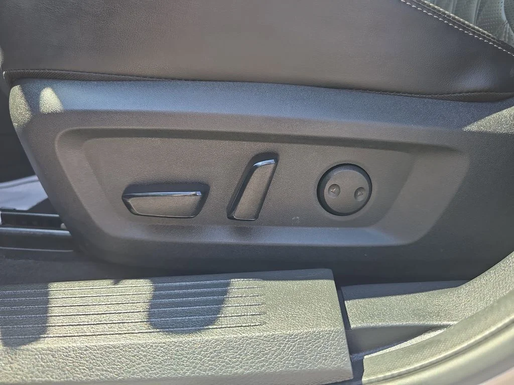 Used 2023 Gold Nissan Platinum image 18