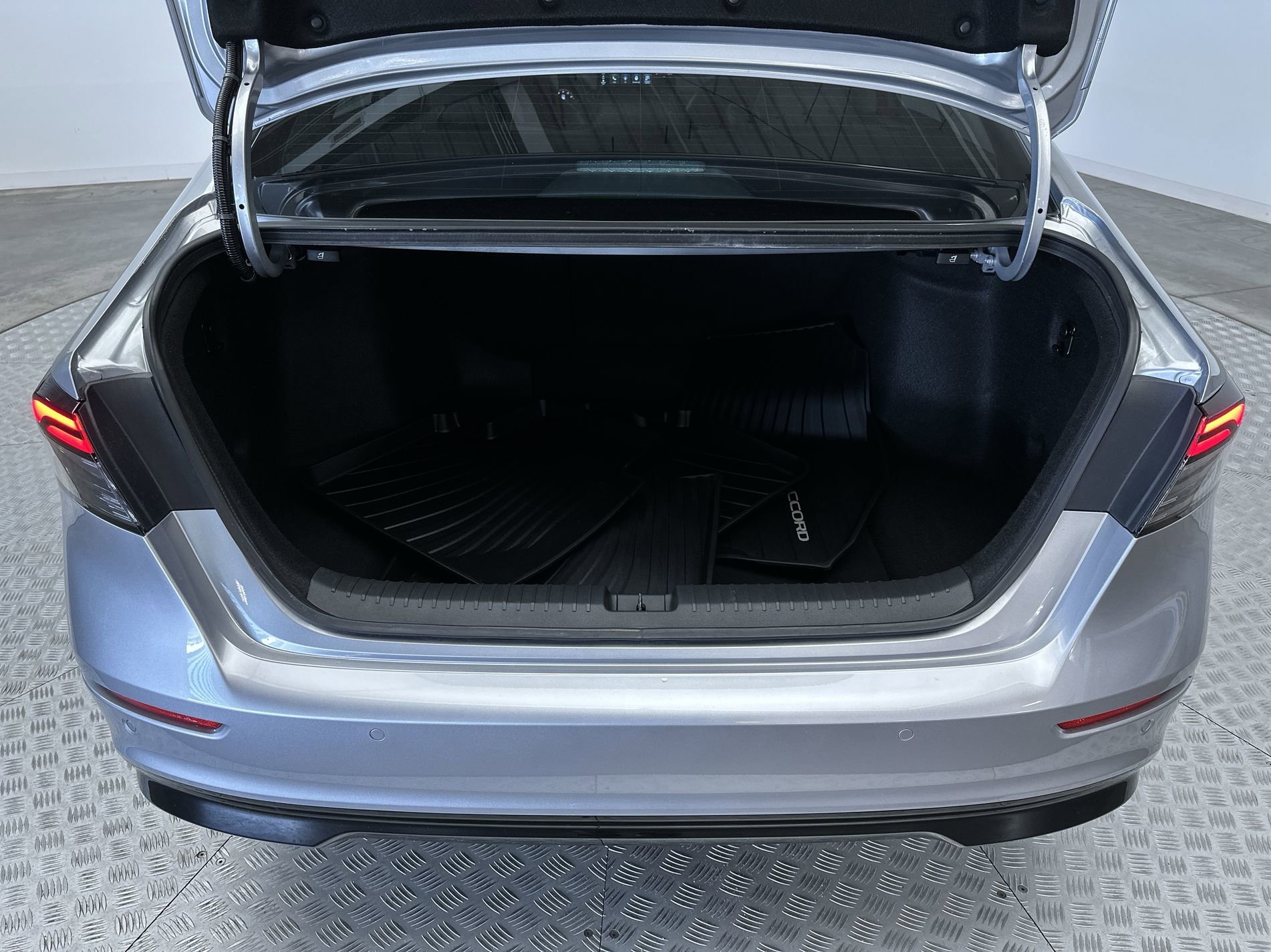 Used 2024 Solar Silver Metallic Honda EX-L image 24