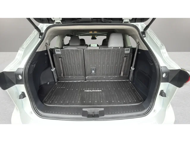 Used 2026 White/off-white Toyota XLE image 32