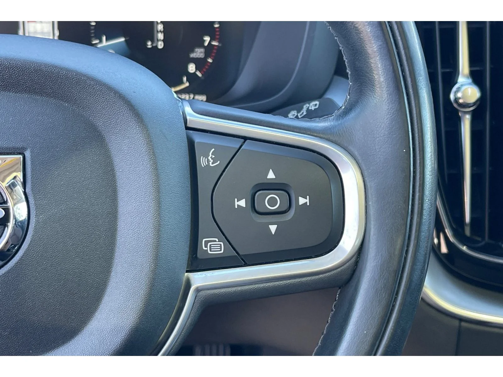 Used 2018 Ice White Volvo Momentum image 38