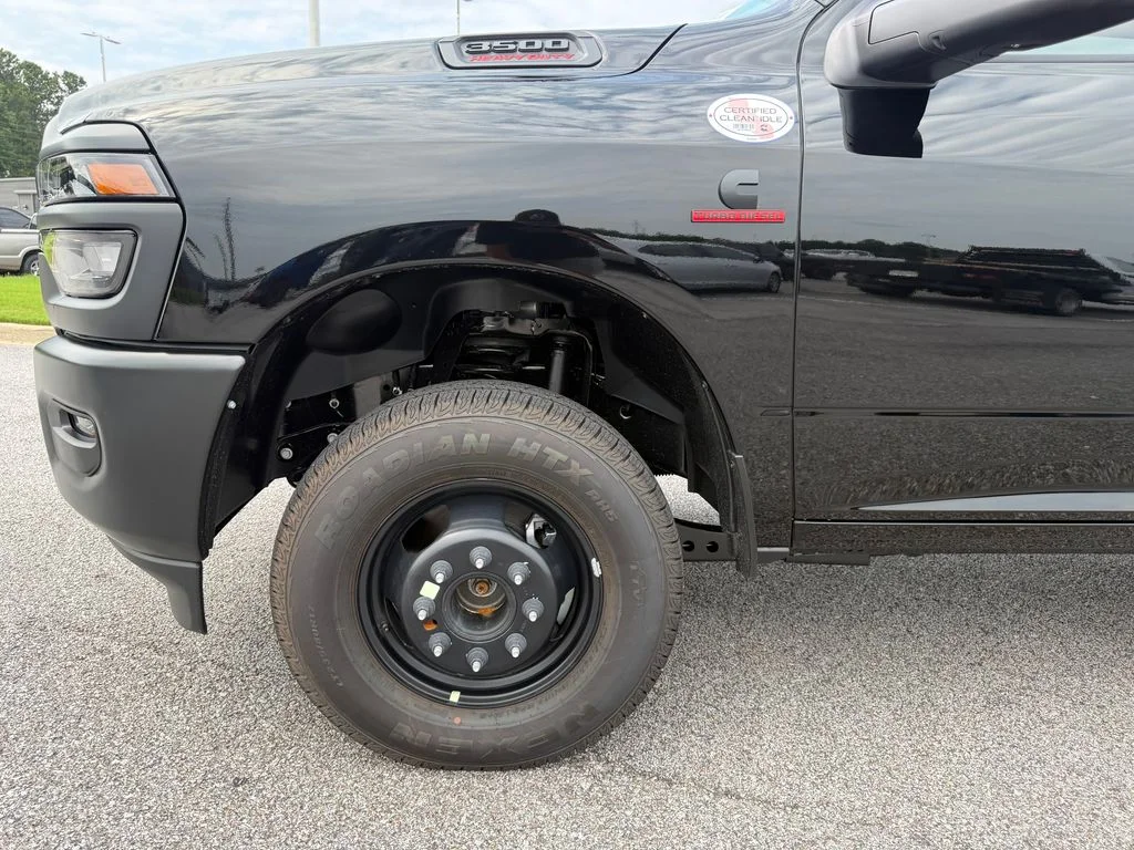 New 2026 Diamond Black Crystal Pearl-Coat Exterior Paint RAM Tradesman image 24