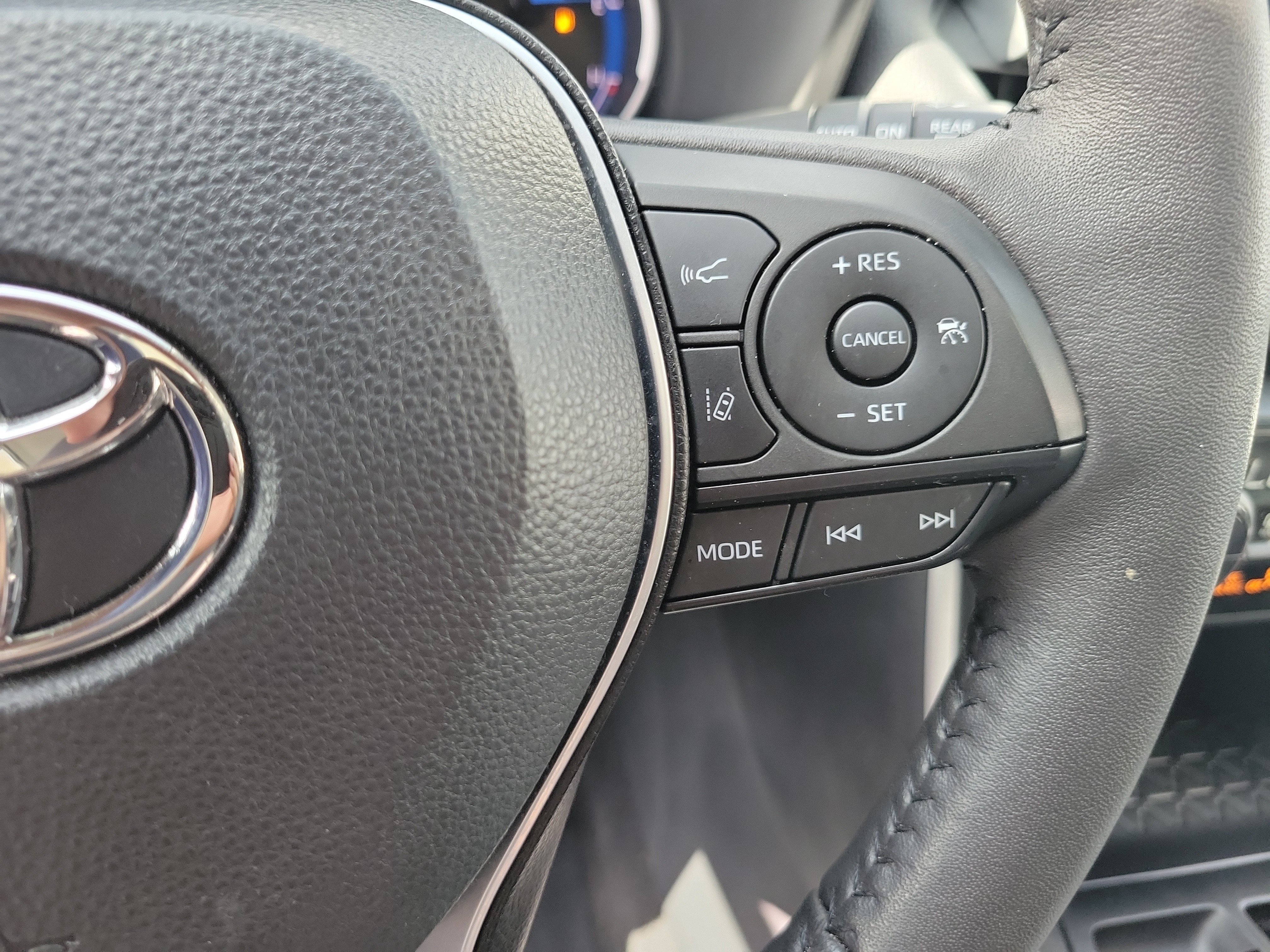 Used 2024 Ice Toyota Hybrid XLE image 28