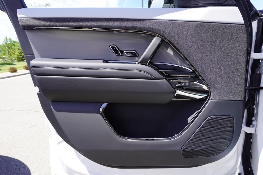 New 2026 Ostuni Pearl White LAND ROVER Dynamic SE image 17