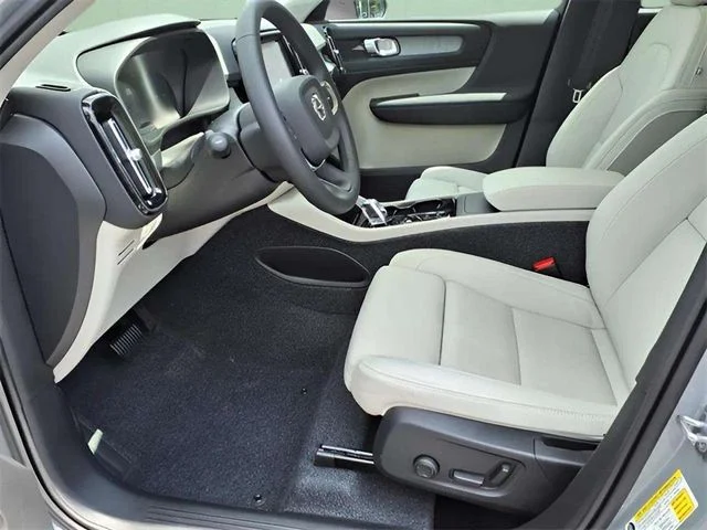 2026 Volvo XC40 Plus - Photo 8