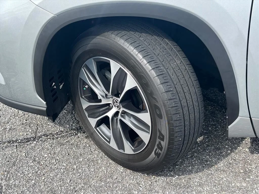 Used 2024 Silver Toyota XLE image 27