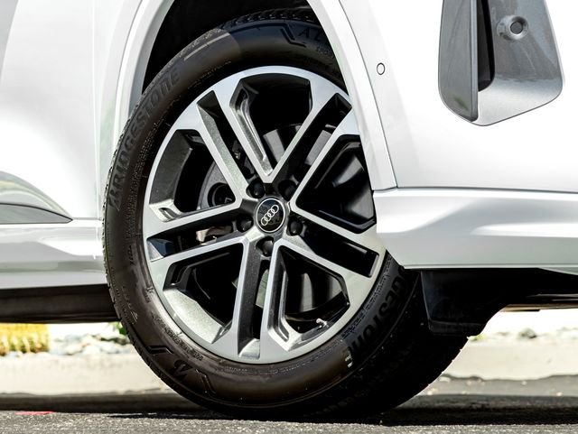 Used 2025 Glacier White Audi  image 6