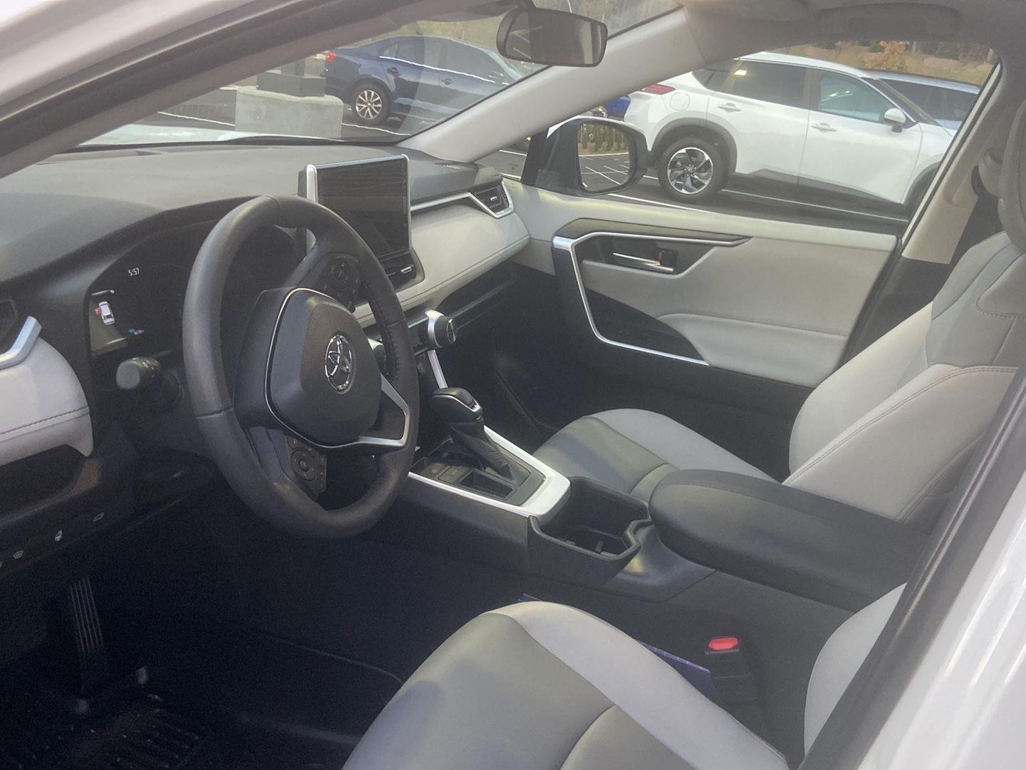 Used 2025 Wind Chill Pearl Toyota XLE Premium image 8