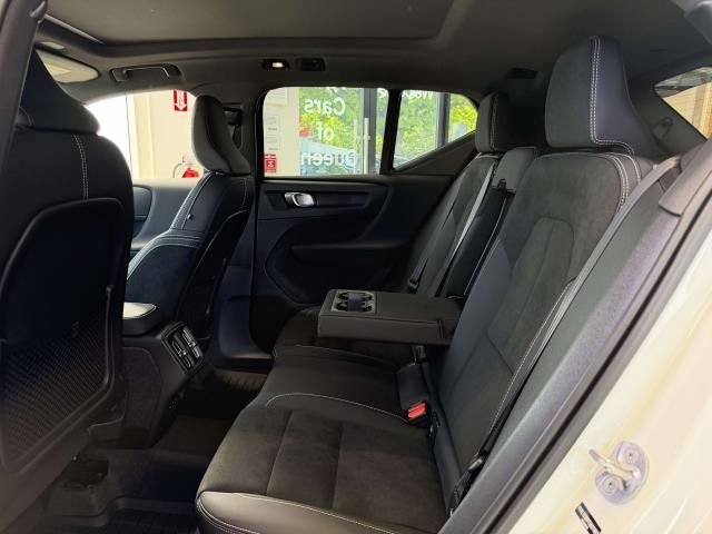 2026 Volvo XC40 Ultra Black Edition - Photo 9
