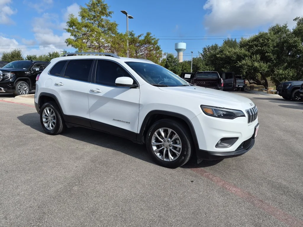 Used 2021 White Jeep Latitude Lux image 1