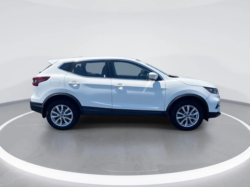 Used 2022 White Nissan S image 9
