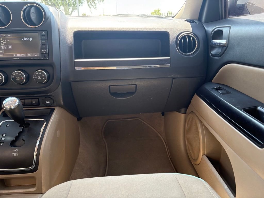 Used 2016 White Jeep Latitude image 7